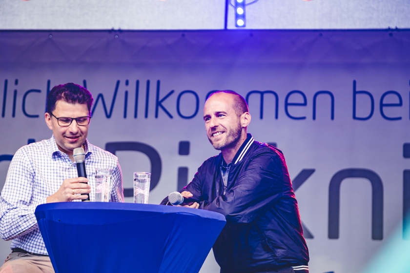 Markenbotschafter Mehmet Scholl besucht Dacia auf der IAA