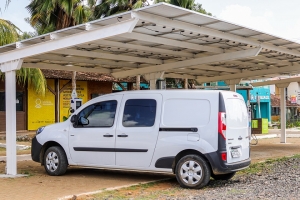 Renault inaugura carregador solar público em Fernando de Noronha