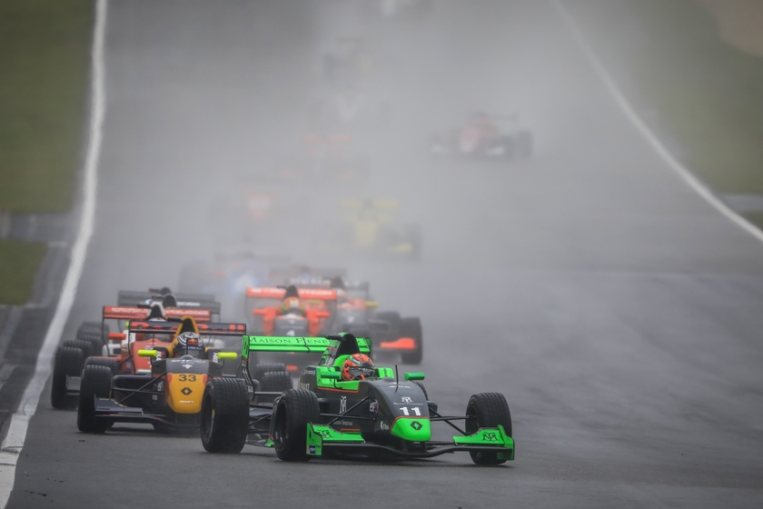 Sacha Fenestraz l’emporte sur un Nürburgring détrempé