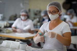 Instituto Renault gera renda para projetos sociais por meio da produção de máscaras durante pandemia do coronavírus