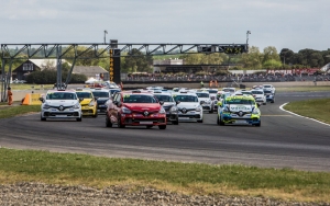 Un peloton de 38 Clio Cup pour animer les Coupes de Pâques