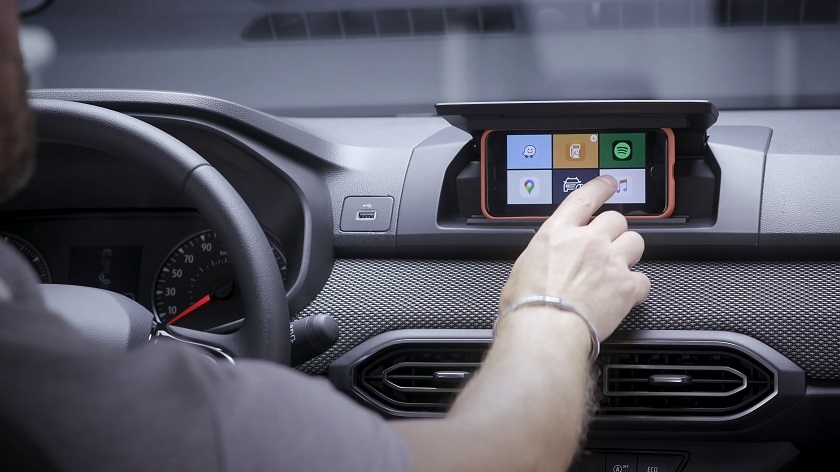 The Dacia Sandero: The Screen comes out of your Pocket
