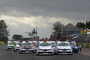 Kent’s Mike Bushell builds commanding Renault UK Clio Cup points lead with double victory at Croft Circuit