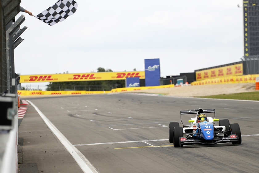 Robert Shwartzman s’impose au Nürburgring et prend la tête de la Formule Renault Eurocup