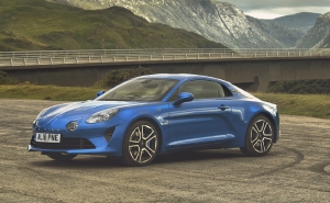 Alpine A110 wins &#039;BEST PERFORMANCE CAR&#039; at the UK Car of the Year Awards