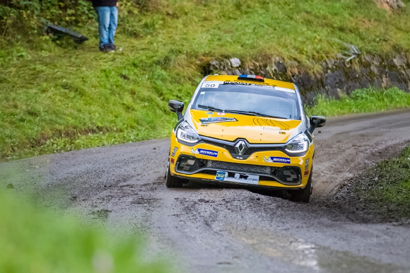 Olivier Courtois – Hubert Risser dansent sous la pluie avec la Renault Clio R3T!